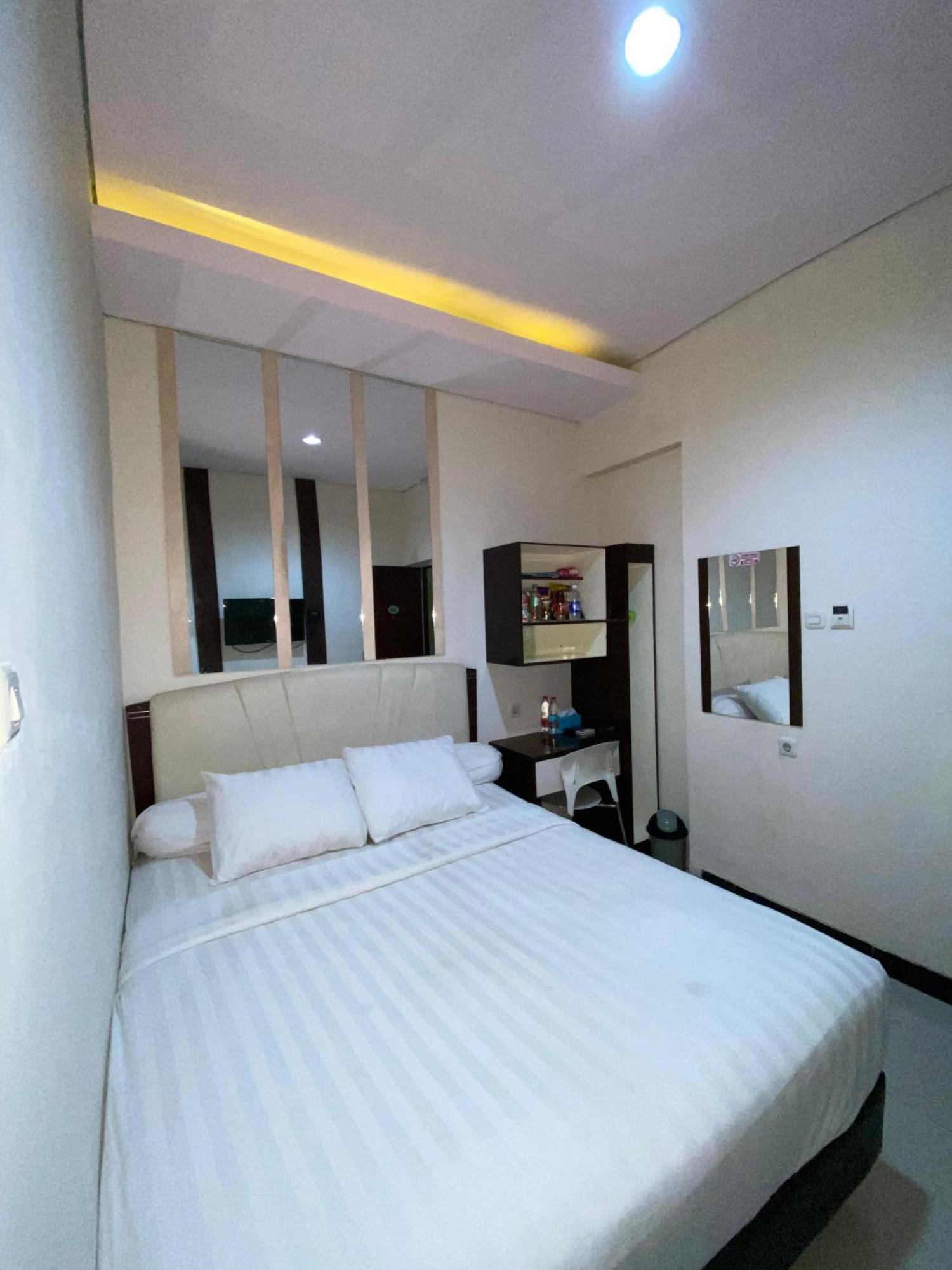 Hotel Dekost Madiun Exterior foto