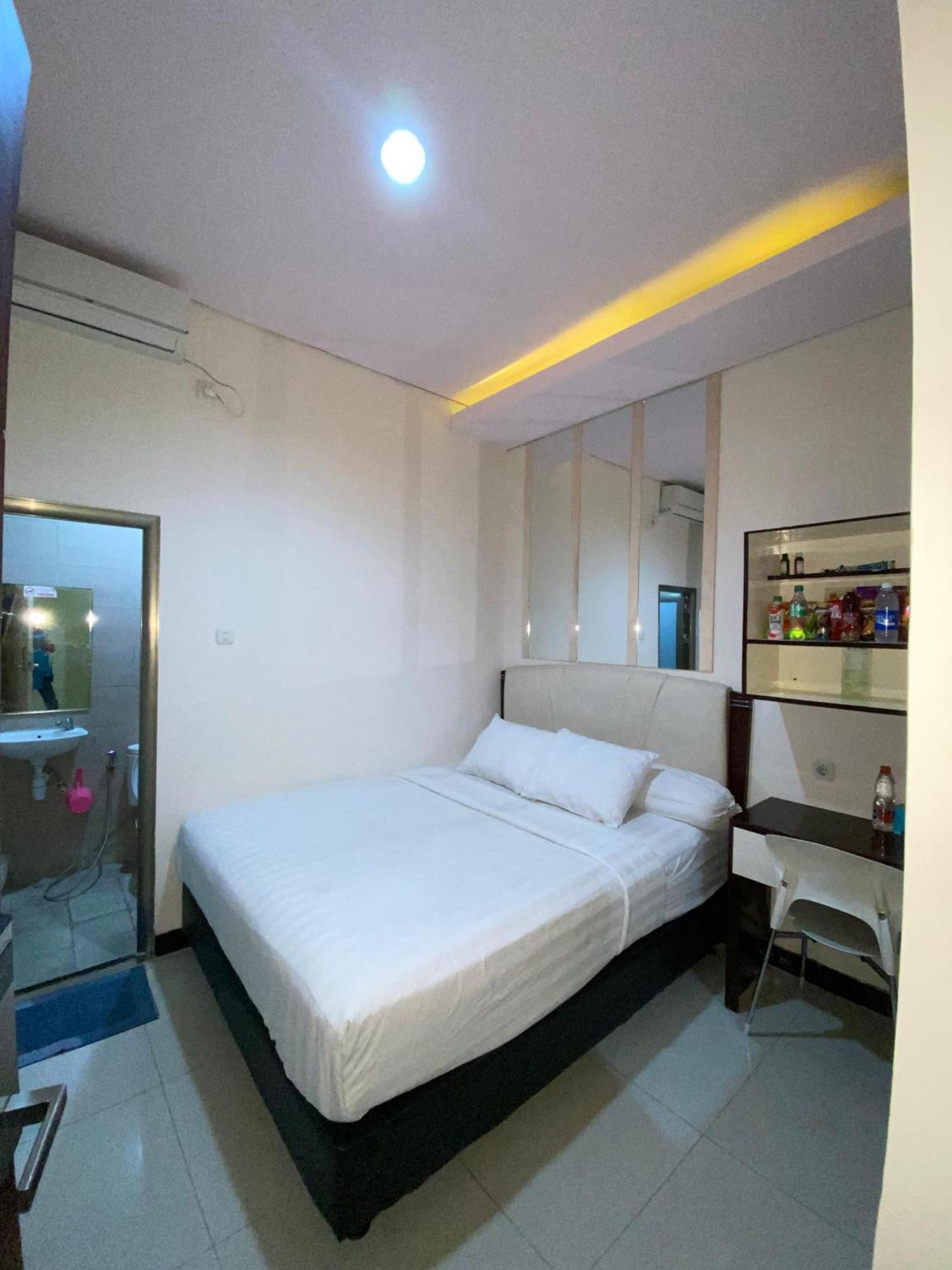 Hotel Dekost Madiun Exterior foto